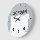 Kleine kat met persoonlijke naam bevestigen grote klok (Hoek)