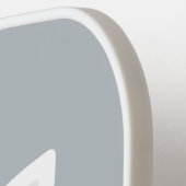 Kleine kat met persoonlijke naam bevestigen pickleball paddle (Links Detail)