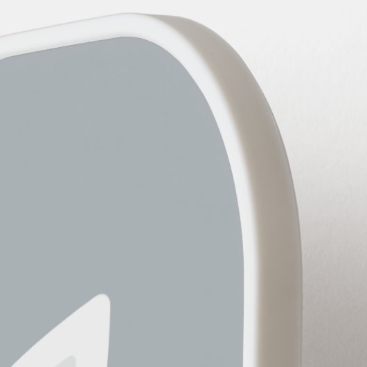 Kleine kat met persoonlijke naam bevestigen pickleball paddle (Links Detail)