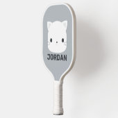 Kleine kat met persoonlijke naam bevestigen pickleball paddle (Links)
