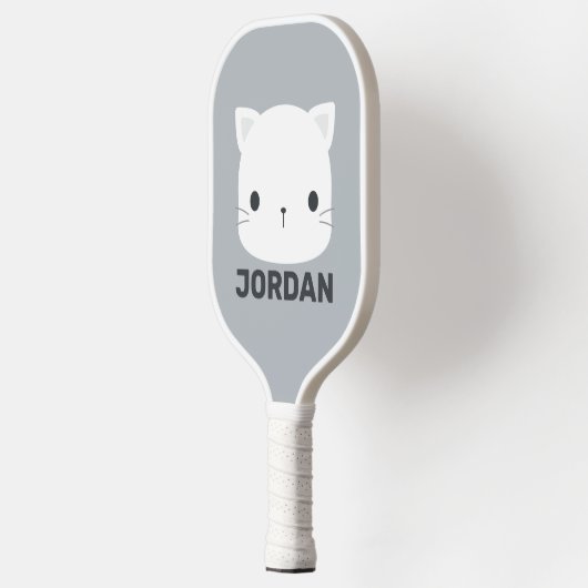 Kleine kat met persoonlijke naam bevestigen pickleball paddle (Links)