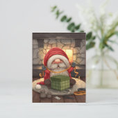 Kleine kerstman die een cadeau inpakt briefkaart (Staand voorkant)