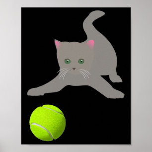 Kleine kitten die met een tennisrattenkat speelt poster