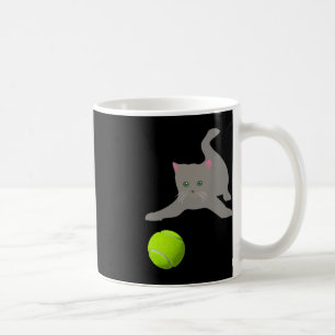 Kleine kitten spelen met een tennisbal kat koffiemok