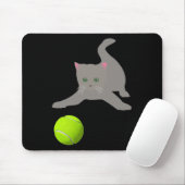 Kleine kitten spelen met een tennisbal kat muismat (Met muis)