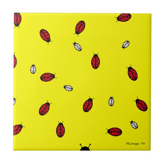 Kleine Ladybugs op de Gele Tegel Tegeltje (Voorkant)