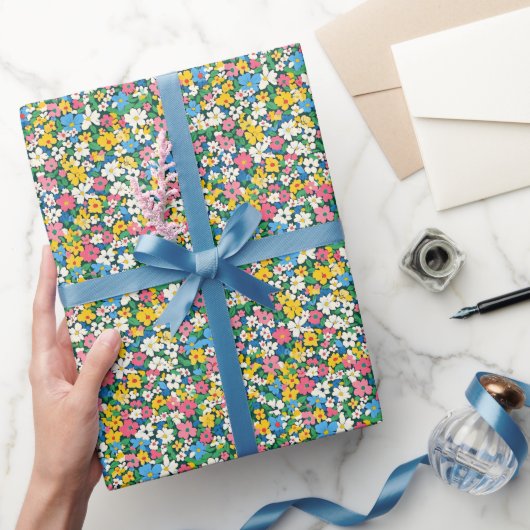 Kleine lente bloemen patroon cadeaupapier (Geschenken)