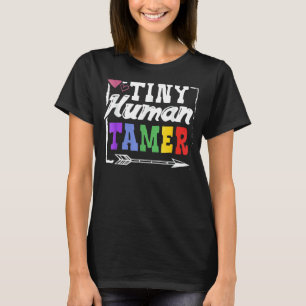 Kleine lesgevers en ouders met een menselijke Tame T-shirt