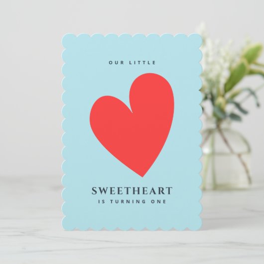 Kleine liefje Eerste Birthday Blauwe Uitnodiging (Staand voorkant)