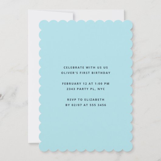 Kleine liefje Eerste Birthday Blauwe Uitnodiging (Achterkant)