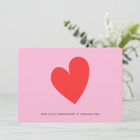 Kleine Liefje Minimalistisch Meisje 1e Verjaardag Kaart (Staand voorkant)