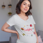 Kleine lieveheersbeestje mama te zijn t-shirt<br><div class="desc">Schattige lieveheersbeestje thema t shirt voor je baby shower of zwangerschap. Illustratie van rood en roze insect met wilde bloemen.</div>
