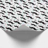 Kleine man met zwarte handpalmsnor en watersterren cadeaupapier (Hoek)