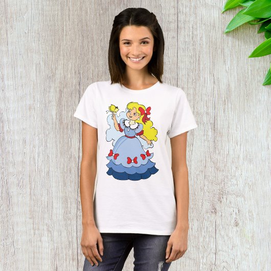 Kleine meid met een vlinder t-shirt
