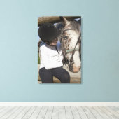 Kleine meid met haar paard canvas afdruk (Insitu (Houten vloer))