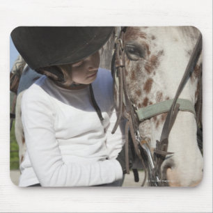 Kleine meid met haar paard muismat