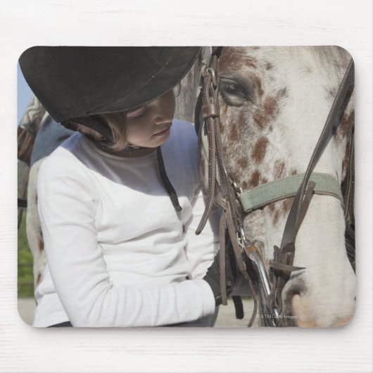 Kleine meid met haar paard muismat (Voorkant)