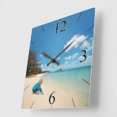 Kleine meid op het strand met Seashells Vierkante Klok (Hoek)