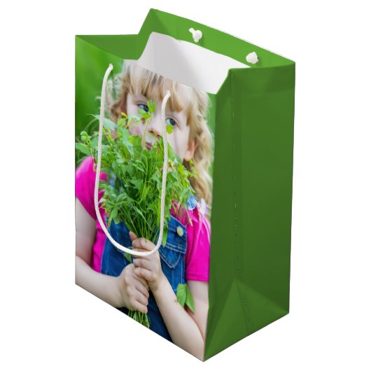 Kleine Meisje Met Onkruid Voor Verjaardag Medium Cadeauzakje (Voorkant Gekanteld)