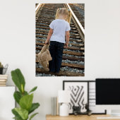 Kleine Meisje Op Spoorweg Tracks Poster (Thuiskantoor)