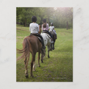 Kleine meisjes die met paarden rijden briefkaart
