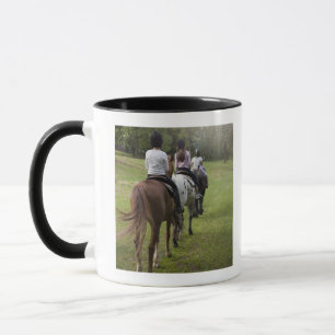 Kleine meisjes die met paarden rijden mok