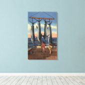 Kleine meisjes die naar gevangen zwaardvis kijken canvas afdruk (Insitu (Houten vloer))