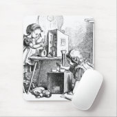 Kleine meisjes die thuis etsen muismat (Met muis)