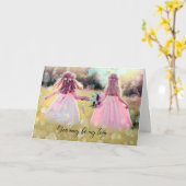 Kleine meisjes in een Meadow Twin Sister's verjaar Kaart (Gele Bloem)