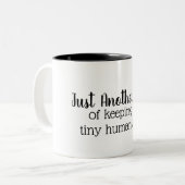 Kleine mensen leven met tweetalige mok (Voorkant links)