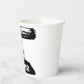 Kleine mier op het gazon met een boomstam. papieren bekers (Links)