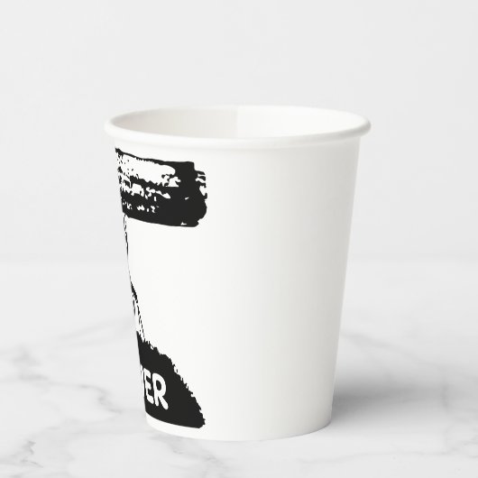 Kleine mier op het gazon met een boomstam. papieren bekers (Links)