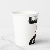 Kleine mier op het gazon met een boomstam. papieren bekers (Rechts)