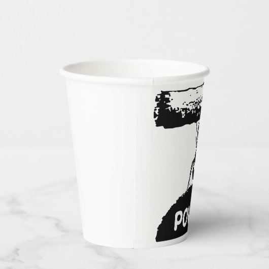 Kleine mier op het gazon met een boomstam. papieren bekers (Rechts)