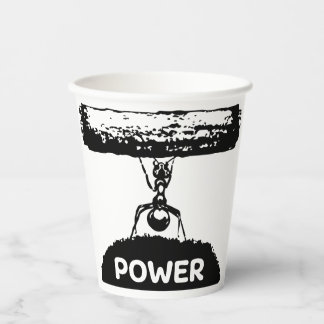 Kleine mier op het gazon met een boomstam. papieren bekers