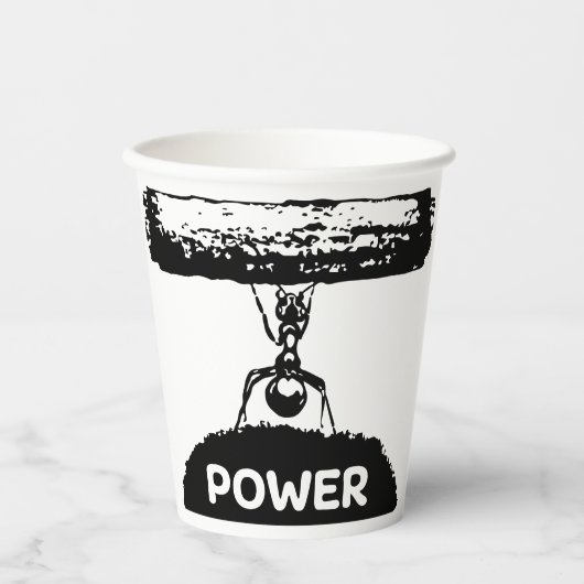 Kleine mier op het gazon met een boomstam. papieren bekers (Voorkant)