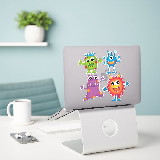 Kleine Monsters Sticker (Laptop op bureau)