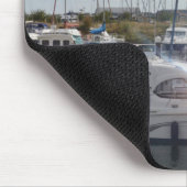 Kleine motorboot die de zon vangt muismat (Hoek)