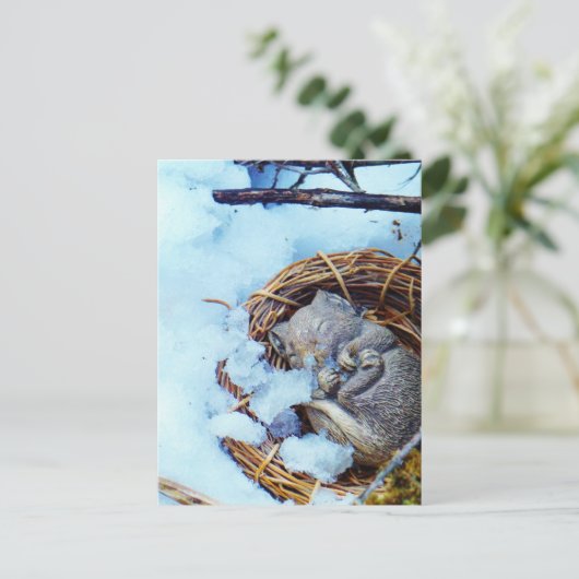 Kleine muis die in de sneeuw slaapt briefkaart (Staand voorkant)