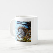 Kleine muis die in de sneeuw slaapt koffiemok (Voorkant links)