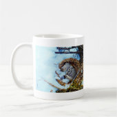 Kleine muis die in de sneeuw slaapt koffiemok (Links)