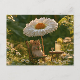 Kleine muis die ontspant op een dekstoel onder een briefkaart
