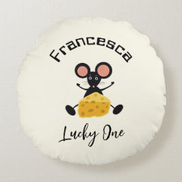 Kleine muis met kaas rond kussen