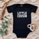 Kleine neef | Overeenkomende Kinder familie Romper<br><div class="desc">Aangepast afgedrukt kledingstuk dat is gepersonaliseerd met de afbeelding "Little Cousin" of andere aangepaste tekst. Gebruik de ontwerphulpmiddelen om de tekstdoopvonten en de kleuren uit te geven of uw eigen foto's toe te voegen aan creëer een van een soort douane t-shirt ontwerp. Maak een keuze uit een breed scala aan...</div>