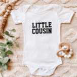 Kleine neef | Overeenkomende Kinder familie Romper<br><div class="desc">Aangepast afgedrukt kledingstuk dat is gepersonaliseerd met de afbeelding "Little Cousin" of andere aangepaste tekst. Gebruik de ontwerphulpmiddelen om de tekstdoopvonten en de kleuren uit te geven of uw eigen foto's toe te voegen aan creëer een van een soort douane t-shirt ontwerp. Maak een keuze uit een breed scala aan...</div>