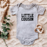 Kleine neef | Overeenkomende Kinder familie Romper<br><div class="desc">Aangepast afgedrukt kledingstuk dat is gepersonaliseerd met de afbeelding "Little Cousin" of andere aangepaste tekst. Gebruik de ontwerphulpmiddelen om de tekstdoopvonten en de kleuren uit te geven of uw eigen foto's toe te voegen aan creëer een van een soort douane t-shirt ontwerp. Maak een keuze uit een breed scala aan...</div>