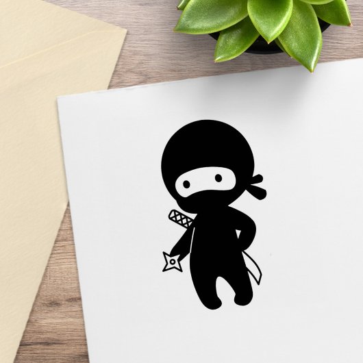 Kleine ninja die werpster vasthoudt rubberstempel