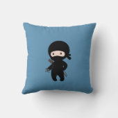 Kleine Ninja Holding Gooien Ster Op Blauw Kussen (Achterkant)