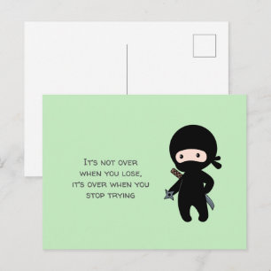 Kleine Ninja Holding Gooien Ster Op Groene Quote Briefkaart