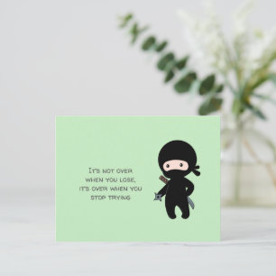 Kleine Ninja Holding Gooien Ster Op Groene Quote Briefkaart